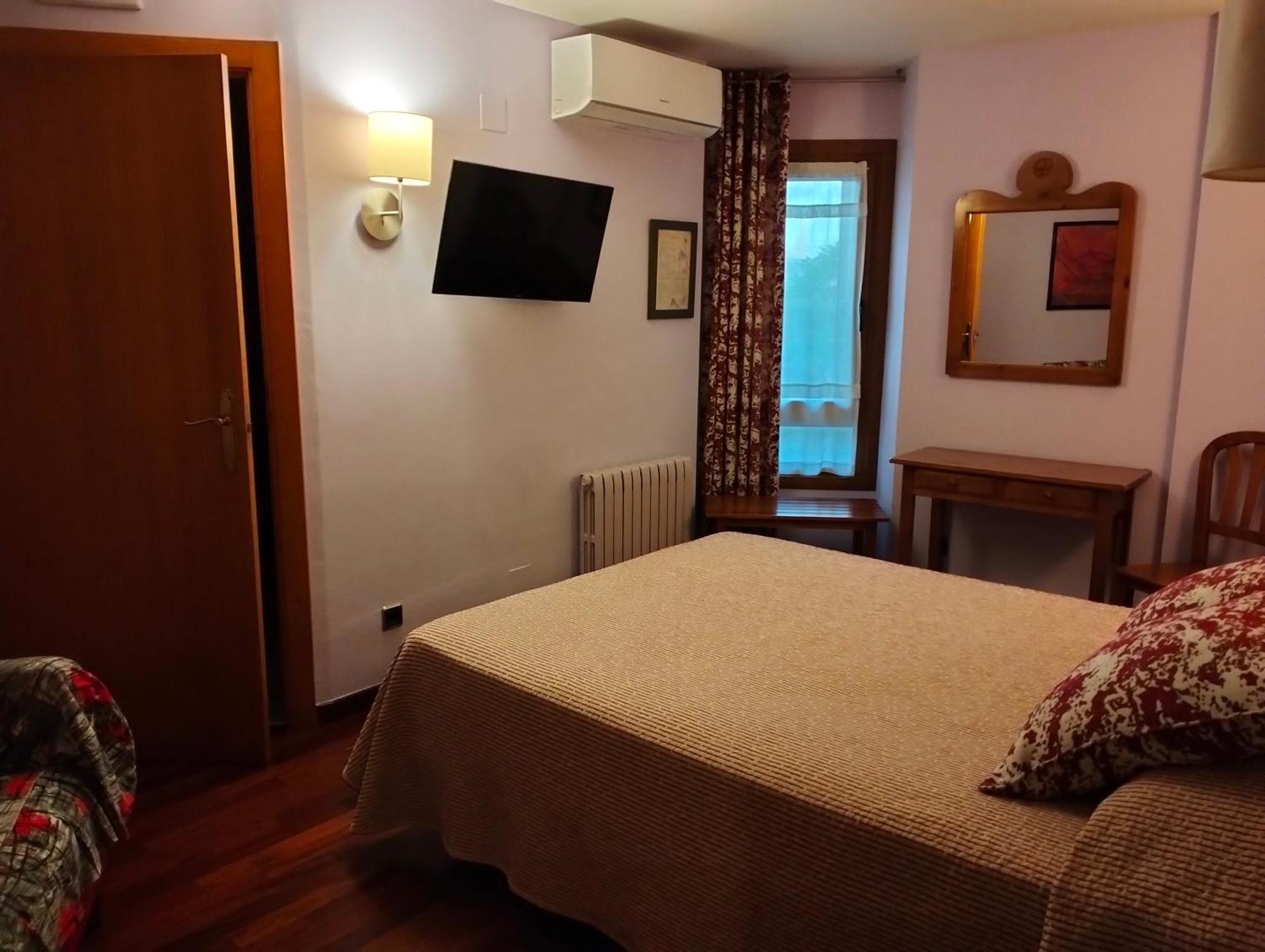 Hotel Aragueells Бенаске Экстерьер фото